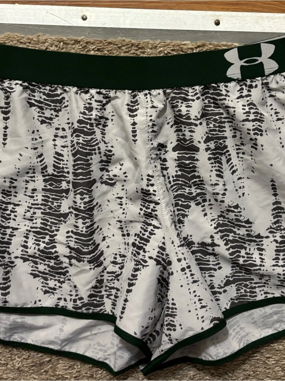 Under Armour Men’s Lg 34 Waist White & Green Patterned Performance Shorts